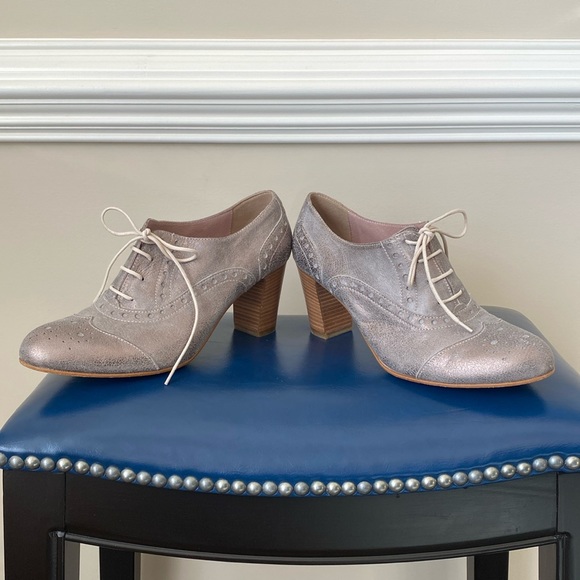Shimmering Silver Italian Leather Wingtip Heels - Picture 4 of 13
